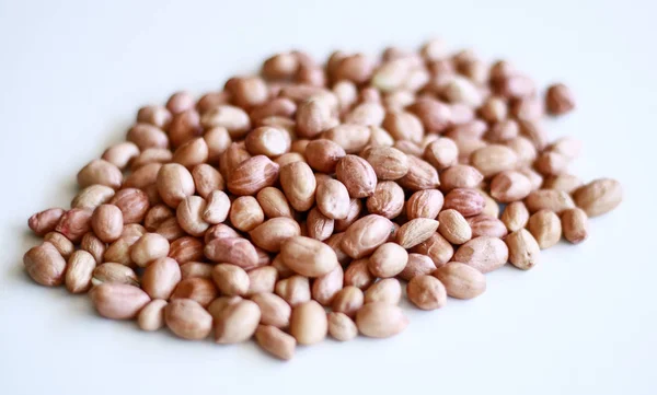 Erdnüsse Oder Erdnüsse Auf Weißem Hintergrund — Stockfoto