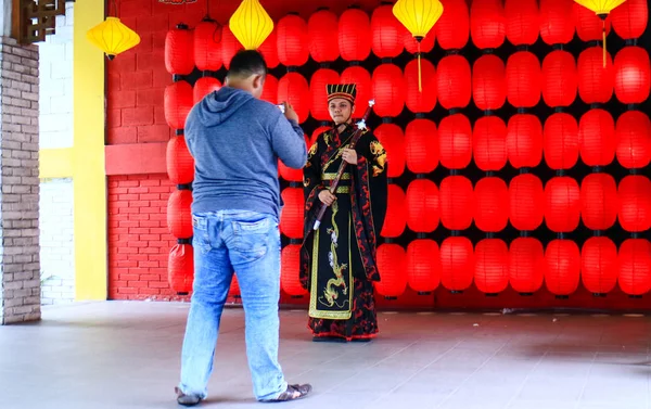 Bandung Indonésie Décembre 2019 Les Visiteurs Vêtements Traditionnels Chinois Prennent — Photo