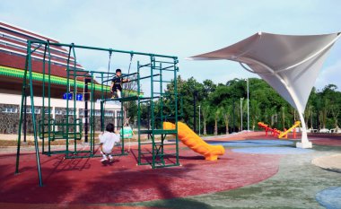 Depok, Endonezya - 14 Ocak 2020: Grand Depok Şehir Kompleksi 'ndeki Alun Alun Alun' da çocuklar.