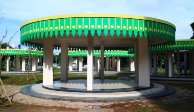 Depok, Endonezya - 14 Ocak 2020: Yuvarlak bina, Grand Depok City 'deki Alun Depok Meydanı' ndaki tesislerden biri..