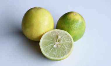 Beyaz arkaplanda limon (turunçgil). 