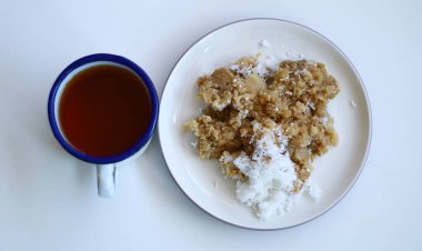 Tiwul ve beyaz arka planda bir fincan çay. Tiwul geleneksel Endonezya yemeğidir. Kurutulmuş manyok (tapyoka)).               