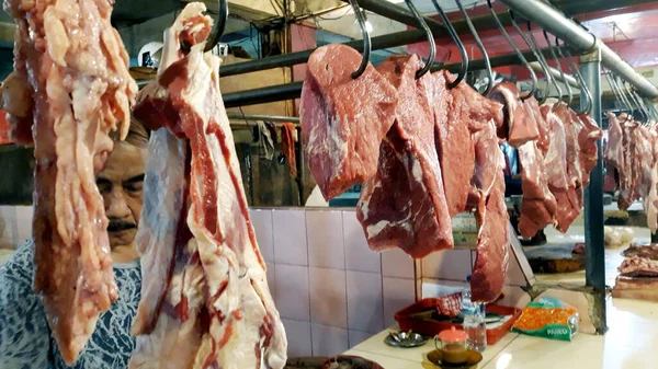 Depok Indonesia Marzo 2020 Los Carniceros Encuentran Entre Carne Colgada — Foto de Stock