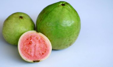 Beyaz arka planda genel guava veya limon guava.