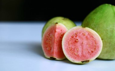 Beyaz arka planda genel guava veya limon guava.