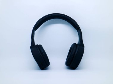 Beyaz arkaplanda siyah kulaklık.