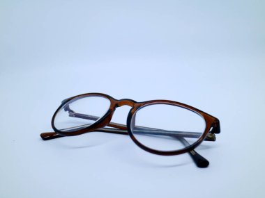 Beyaz arkaplanda kahverengi gözlükler.