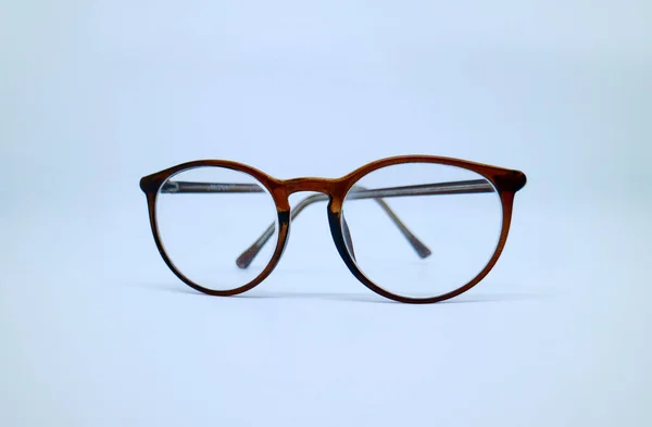 Beyaz Arkaplanda Kahverengi Gözlükler — Stok fotoğraf