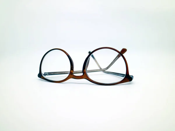 Beyaz Arkaplanda Kahverengi Gözlükler — Stok fotoğraf