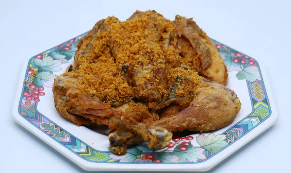 Ayam Goreng Dengan Serpih Renyah Dengan Latar Belakang Putih Ayam — Stok Foto