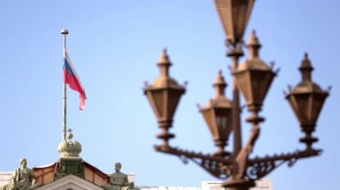 Rus bayrağı bayrak direğine mavi gökyüzü arka plan üzerinde üzerinde rüzgârda çırpınıyor