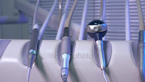 Instrumentos médicos dentales y modelo del control deslizante de primer plano de la mandíbula — Vídeo de stock