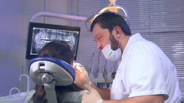 Doktor Diş Bayan hasta tedavi öncesi bakar