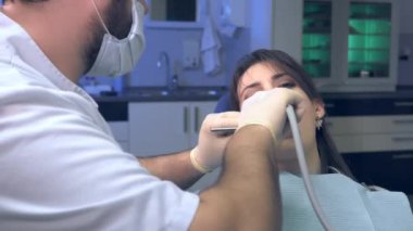 Hastalar diş dişçi inceler ve klinik tanı