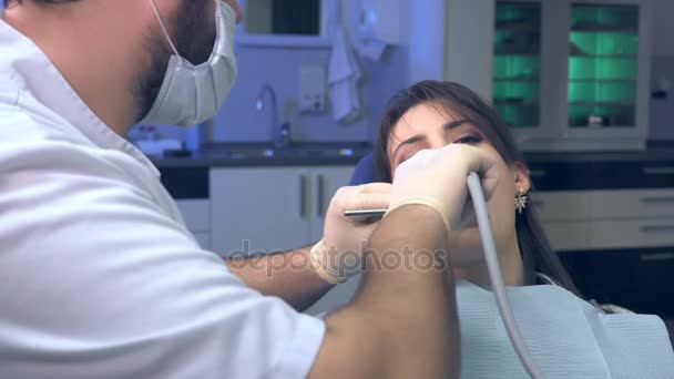 Dentista examina os pacientes dentes e diagnósticos clínicos — Vídeo de Stock
