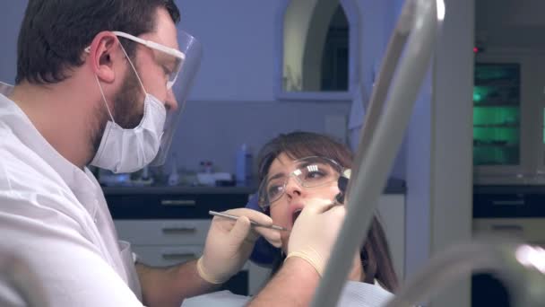 El médico trata los dientes de los pacientes herramientas — Vídeo de stock