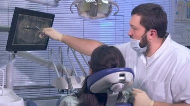 Dişçi iş yerinde bir x-ışını anlık bir hastanın gösterir