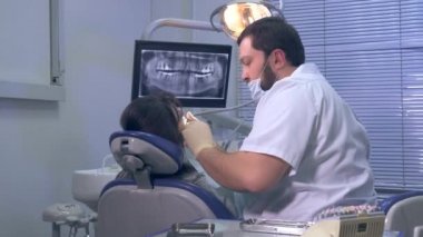 Dişçi klinikte hasta ile çalışmayı bitireceği