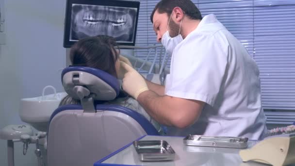 Стоматолог під час операції з пацієнтом — стокове відео