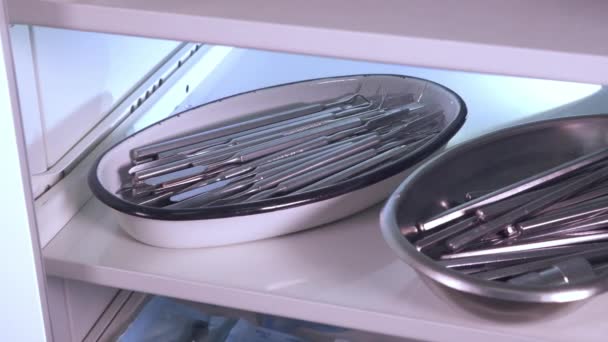 Nástroje zubař po sterilizaci ve zdravotnickém zařízení — Stock video