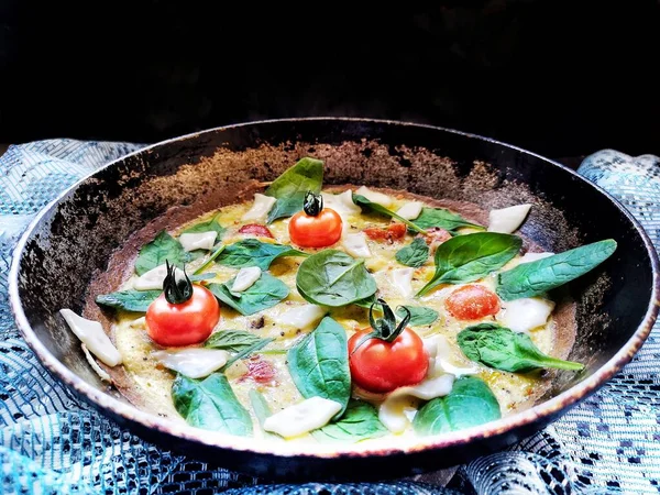 Kiraz domatesli omlet.