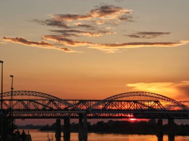 Doğal gün batımı. Gün doğumu. Parlak dramatik gökyüzü ve karanlık dünya. Gün batımında gün batımında renkli gökyüzü altında kırsal alan manzarası. Güneş ufukta görünüyor, Horizon. Sıcak renk.