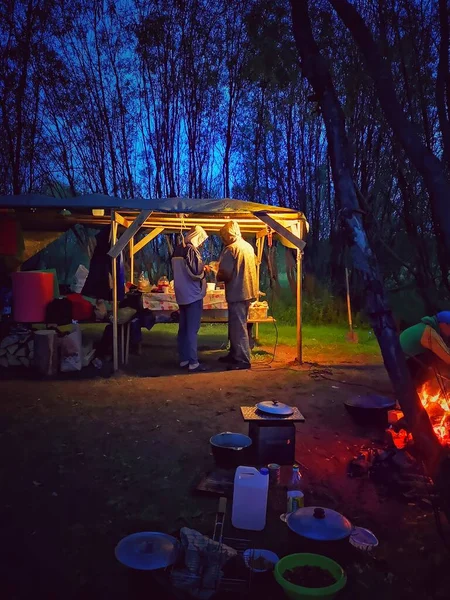 森の中でキャンプ 一晩の滞在で自然の中で休む 山の中の夜行性の排除の概念 — ストック写真