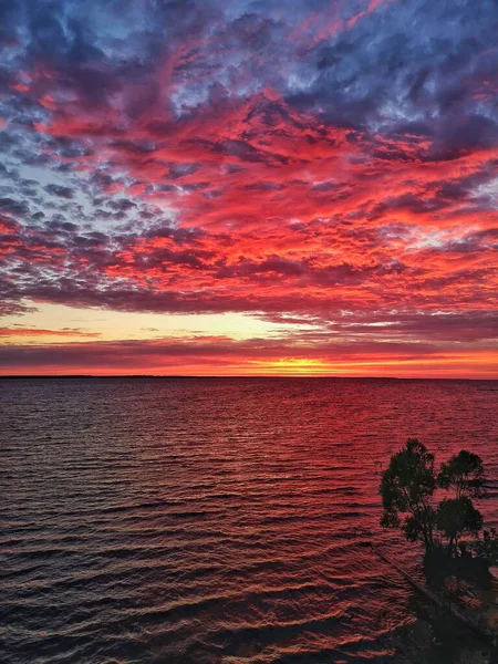 Atardecer Natural Amanecer Cielo Brillante Dramático Tierra Oscura Paisaje Rural — Foto de Stock