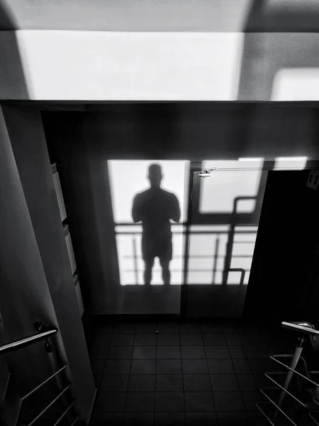 Επιμήκης Σκιά Ενός Άντρα Που Στέκεται Στις Σκάλες Ένα Άτομο — Φωτογραφία Αρχείου