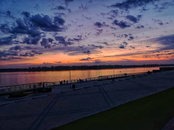 自然の夕日日の出 明るい劇的な空と暗い地球 日没の日の出で絵のようにカラフルな空の下で田舎の風景 太陽は地平線 地平線の上にあります 暖色系 — ストック写真