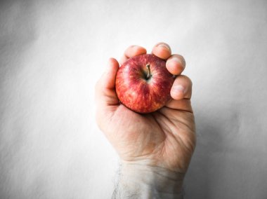 Taze kırmızı elma, siyah beyaz arka planda yakın plan. Elde elma