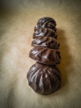 Parşömen kağıdındaki çikolatalı şekerlemeler.