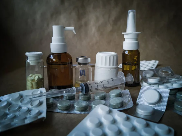 İlaç tedavisi için ilaç reçetesi. İlaç ürünleri, sağlık konteynırında tedavi. Eczane teması, paketlerde tıbbi antibiyotik içeren kapsül hapları..