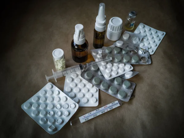 İlaç tedavisi için ilaç reçetesi. İlaç ürünleri, sağlık konteynırında tedavi. Eczane teması, paketlerde tıbbi antibiyotik içeren kapsül hapları..