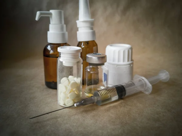 薬の治療のための薬の処方 医薬品 健康のための容器での治療 薬局のテーマ パッケージに薬用抗生物質とカプセル錠 — ストック写真