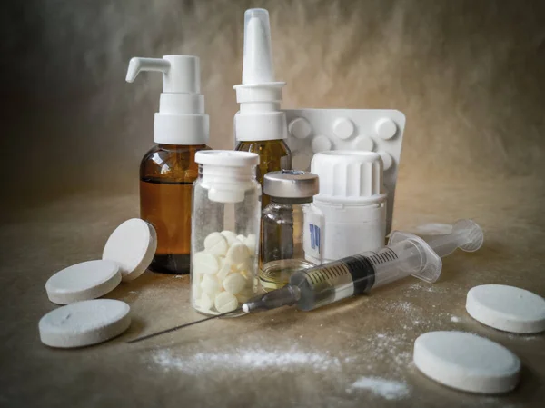 İlaç tedavisi için ilaç reçetesi. İlaç ürünleri, sağlık konteynırında tedavi. Eczane teması, paketlerde tıbbi antibiyotik içeren kapsül hapları..