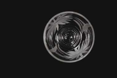 Siyah zemin üzerinde bir bardak su