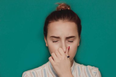 Güzel kız hapşırır. Soğuk genç kadın