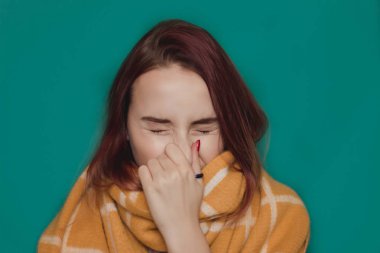 Güzel kız hapşırır. Soğuk genç kadın