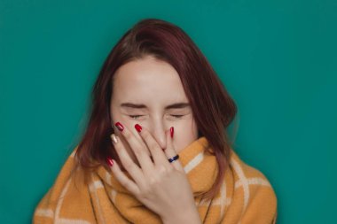 Güzel kız hapşırır. Soğuk genç kadın