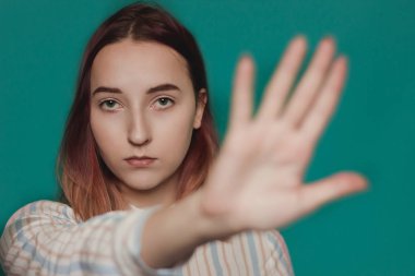 Genç kız dur işareti gösteriyor.