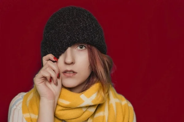 Πορτρέτο Της Νεαρής Γυναίκας Χειμερινό Καπέλο — Φωτογραφία Αρχείου