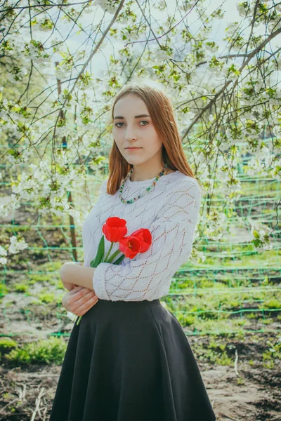 Jovem Com Flores — Fotografia de Stock