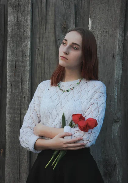 Junges Mädchen Mit Einer Roten Blume — Stockfoto