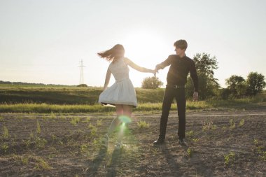 Doğada genç bir çift. Aşıklar