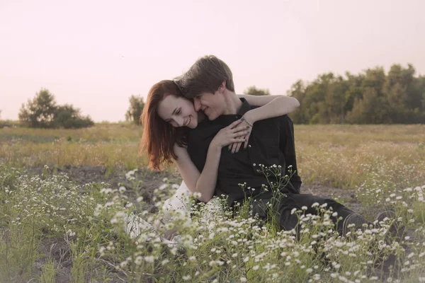 Jovem Casal Natureza Amantes — Fotografia de Stock