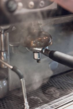 Bir fincan kahve ve makine.