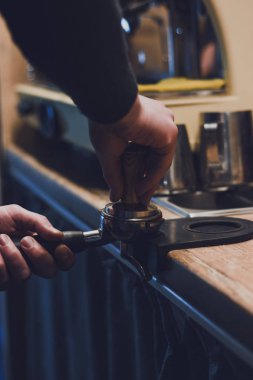 Huysuzluk. Bir baristanın ellerindeki öfke. Kahve yapma süreci.