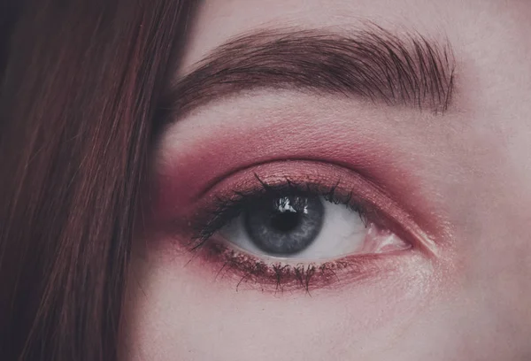 靠近女性的眼睛 粉红化妆品 — 图库照片
