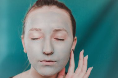 Kil maskeli kız. Kozmetoloji prosedürü